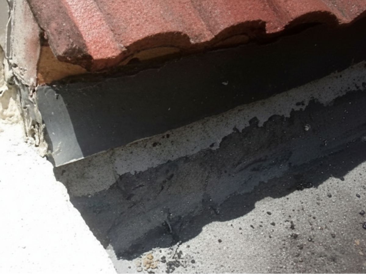 Tile roof edge and flat roof surface connection detail